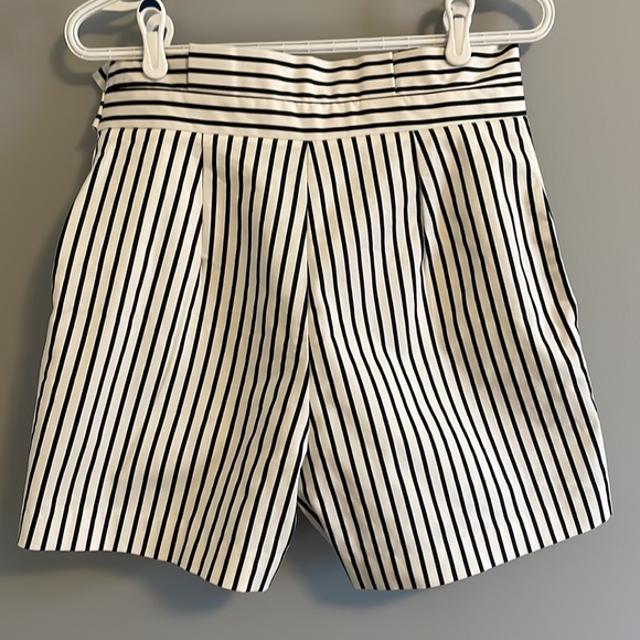 Dalia Tailored Paper Bag Waist Shorts (Dark Navy/Cream) size US 8 - Picture 2 of 9